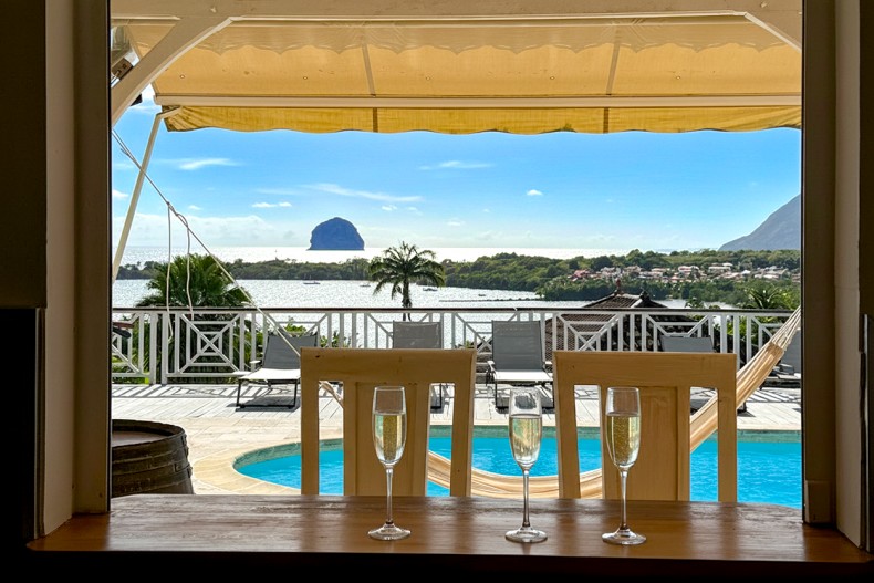 Villa de luxe Martinique vue sur le rocher du Diamant bar